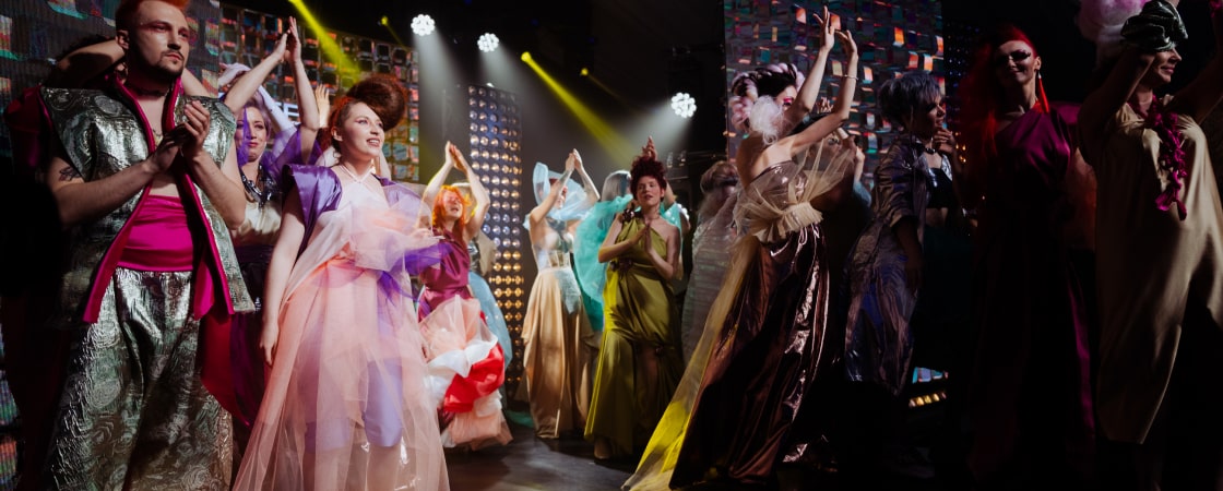 Модели в ярких костюмах на подиуме