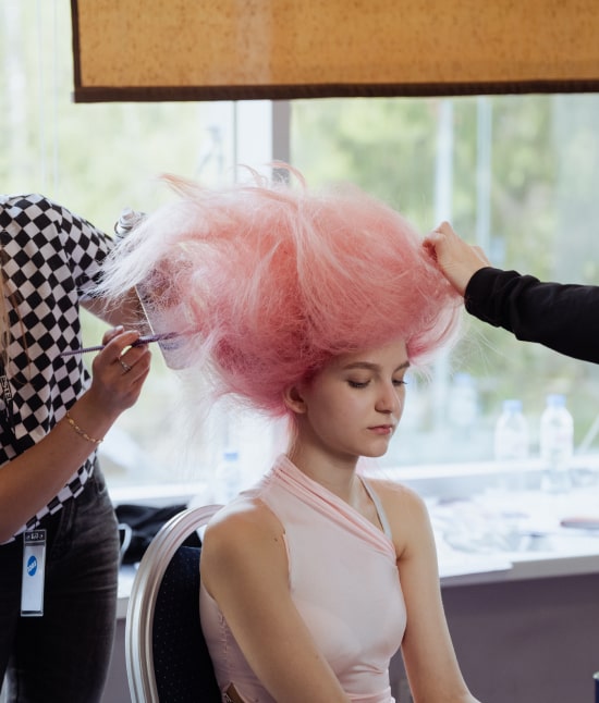 Над моделью работают мастера